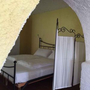 トレモージネ・スル・ガルダにあるApartment in Tremosine/Gardasee 22278のベッドルーム1室(白いカーテン付きのベッド1台付)
