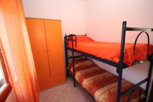 een kleine kamer met 2 stapelbedden en een kast bij Two-Bedroom Apartment in Rosolina Mare III in Rosolina Mare