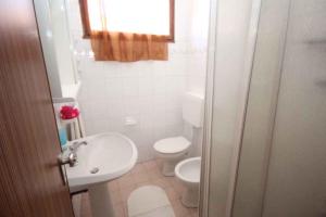 een badkamer met toilet en wastafel bij Two-Bedroom Apartment in Rosolina Mare III in Rosolina Mare