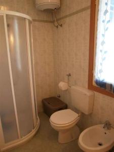 ビビオーネにあるApartments in Bibione 24444のバスルーム(トイレ、シャワー、シンク付)