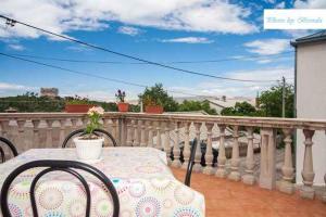 une table et des chaises assises sur un balcon dans l'établissement One-Bedroom Apartment in Senj II, à Nehaj