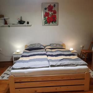 Ένα ή περισσότερα κρεβάτια σε δωμάτιο στο Elisabeth apartman