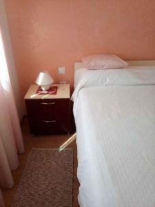 Un pat sau paturi într-o cameră la Apartment in Fazana/Istrien 8416
