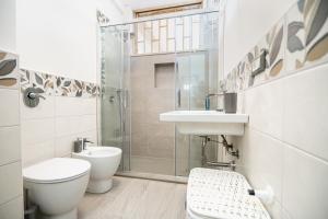 uma casa de banho com um WC, um lavatório e um chuveiro em Mondello - Addaura - Le Dimore dello Zodiaco - Dimora della Bilancia em Palermo