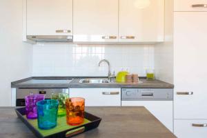 una cocina con una bandeja con gafas de colores. en Two-Bedroom Apartment in Okrug Gornji III, en Trogir