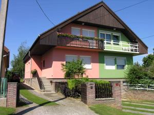 Casa colorida con balcón en la parte superior. en Holiday home Balatonlelle/Balaton 19083 en Balatonlelle