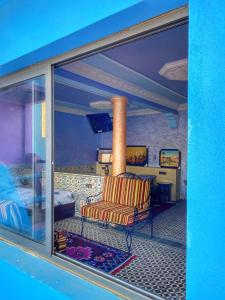 阿格魯的住宿－Taddart Aglou，享有带沙发和壁炉的客厅的景色。