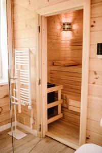 una sauna in una cabina di legno con finestra di Domek Nalesie a Dudowizna