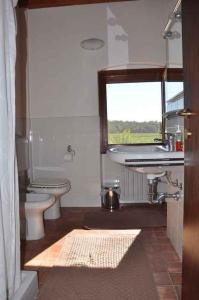 ラツィーゼにあるHoliday home in Lazise/Gardasee 21993のバスルーム(トイレ2つ、洗面台、窓付)
