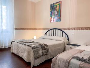 una camera con due letti e un dipinto sul muro di Nido Holiday Apartment Verona a Verona