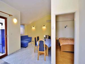 a room with a bed and a dining room at Apartment in Pula/Istrien 17385 in Veli Vrh