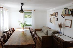 Dió-Lak Vendégház في Feldebrő: غرفة معيشة مع طاولة خشبية وأريكة