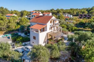 an aerial view of a white house with a red roof at Apartment Vesna in Milna