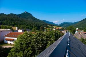 uma vista do telhado de uma casa com montanhas ao fundo em Penzión u Sysľa em Muráň