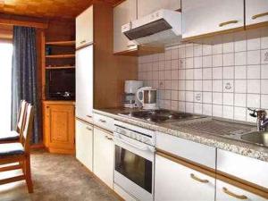 Apartment in Fügen/Zillertal 836にあるキッチンまたは簡易キッチン