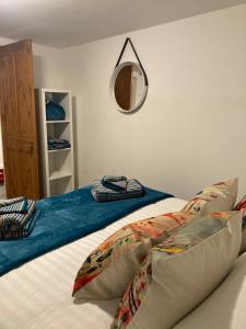 um quarto com uma cama com um espelho na parede em Garden Flat in the Heart of Southsea em Portsmouth