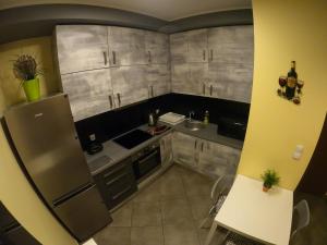 Kuchyňa alebo kuchynka v ubytovaní Apartament Osiedle Garnizon
