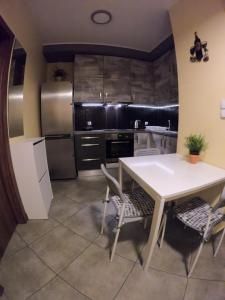 Kuchyňa alebo kuchynka v ubytovaní Apartament Osiedle Garnizon