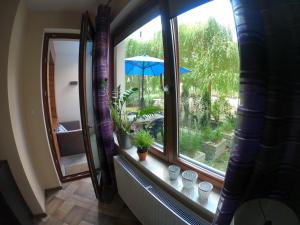 Vonkajšia záhrada v ubytovaní Apartament Osiedle Garnizon