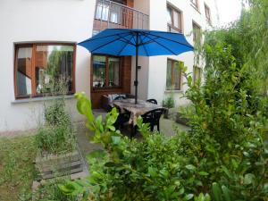 Vonkajšia záhrada v ubytovaní Apartament Osiedle Garnizon