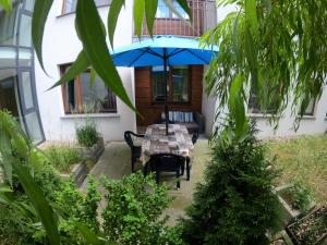 Vonkajšia záhrada v ubytovaní Apartament Osiedle Garnizon