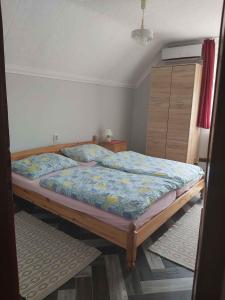 Кровать или кровати в номере Holiday home Abadszalok/Theiss-See 20563