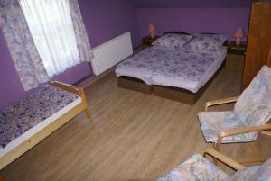 シオーフォクにあるApartment in Siofok/Balaton 19943のベッド2台と椅子2脚が備わる小さな客室です。