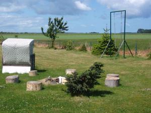 ein Tor auf einem Feld mit Baumstumpfen im Gras in der Unterkunft Apartment Altenkirchen 4 in Altenkirchen