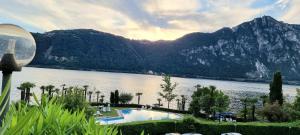 a view of a body of water with a mountain at Suite Ellegance 305 in Bissone
