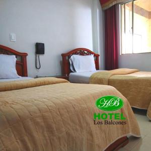 una habitación de hotel con 2 camas en una habitación en HOTEL LOS BALCONES en Bogotá