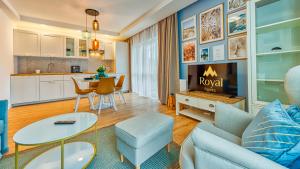 a living room with a couch and a table at Apartamenty Holiday Mountain Residence by Royal Aparts in Świeradów-Zdrój