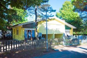 ビビオーネにあるHoliday Homes in Bibione 24435の小黄色い家