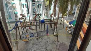 se está construyendo un parque infantil en un edificio en Apartamento con Piscina, Playa a 2 calles., en Santa Marta