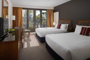 una camera d'albergo con due letti e una televisione di Yarra Valley Lodge a Wonga Park