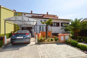 ein vor einem Haus geparktes Auto in der Unterkunft Apartment in Pula - Istrien 11023 in Pula
