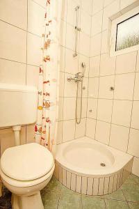Ett badrum på Apartment in Starigrad-Paklenica 6770
