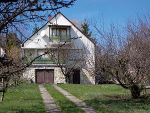 ザーンカにあるHoliday home in Zanka/Balaton 19618の窓とドアのある白い大きな建物