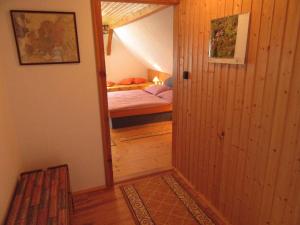 ヴェルカ・ウーパにあるApartment in Pec pod Snezkou 2100のベッドルーム1室(ベッド1台付)、