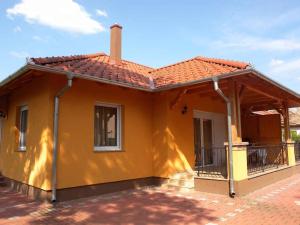 バラトンケレストゥールにあるHoliday Home Balatonmariafurdo, Somogy 1の赤屋根の黄色い家