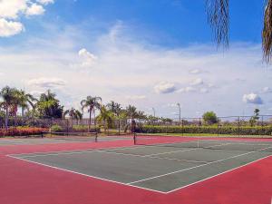 Instalaciones para jugar al tenis o al squash en Kasa Wellington South Florida o alrededores