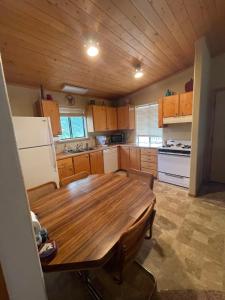 
A kitchen or kitchenette at Eagle Nest Fly Shack & Lodge
