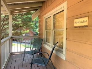 Karen's Cabin cabin 발코니 또는 테라스