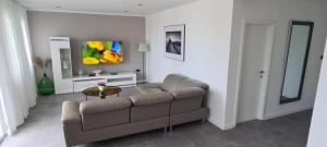 Apartment Mila - 80m to the beach في برنا: غرفة معيشة مع أريكة وتلفزيون