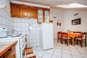 Kuchyňa alebo kuchynka v ubytovaní Apartment in Petrcane/Zadar Riviera 7842 + 16 fotografií