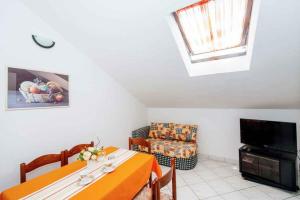 sala de estar con mesa y TV en Apartment in Petrcane/Zadar Riviera 7842 en Petrcane