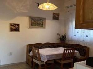 una sala de estar con una mesa y un sofá en Holiday home in Vela Luka 6375, en Vela Luka 21 fotos más