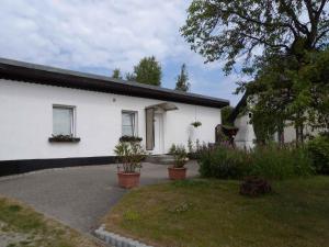 BlieschowにあるHoliday home in Lancken-Granitz 2946の鉢植えの白屋