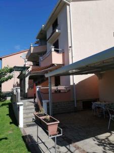 budynek z patio ze stołem i parasolem w obiekcie Apartment Fazana, Istria 11 w Fažanie