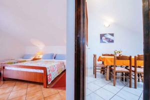 Posteľ alebo postele v izbe v ubytovaní Apartment in Petrcane/Zadar Riviera 7842