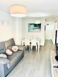 ein Wohnzimmer mit Sofa und Tisch in der Unterkunft Apartamento Santa Pola"The Guitar" 300 m de la playa in Santa Pola